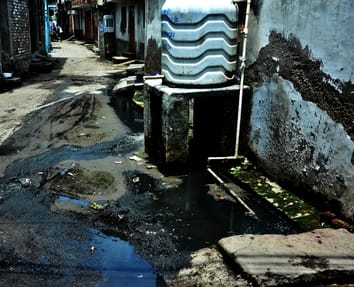 Lucknow News:सड़क पर गंदगी, चलना दूभर – Filth On The Road, Walking Is A Nightmare