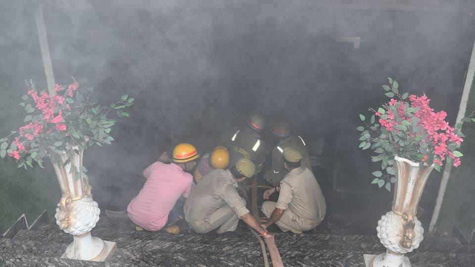 Lucknow:कागजों पर सील, वास्तविकता में चल रही थीं पार्टियां, आग से धधका रेस्टोरेंट तो खुल गई कारनामों की पोल – Massive Fire Broke Out At V2 Restaurant And Banquet In Lucknow Who Had Been Sealed By Awas Vikas