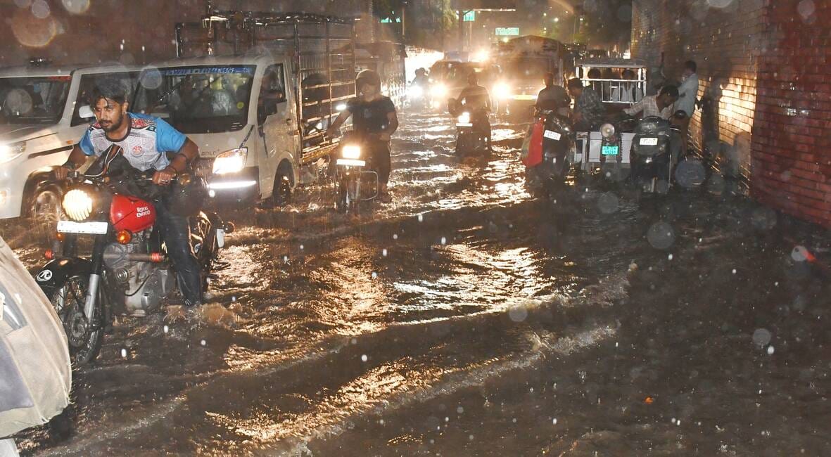 Lucknow:दो घंटे की बारिश ने खोल दी राजधानी की जलनिकासी व्यवस्था की पोल, तालाब बनीं सड़कें; तस्वीरें – Relief From The Heat Due To Heavy Rain; Waterlogging On Roads Caused Difficulties