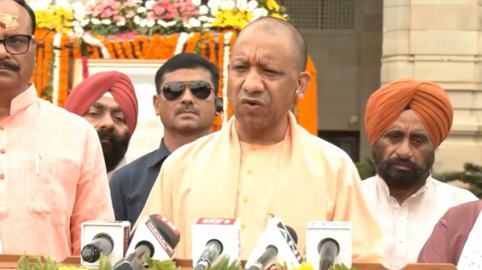 Up News:अटल बिहारी वाजपेयी की पुण्यतिथि पर सीएम योगी ने किया नमन, बोले-‘राष्ट्र प्रथम’ रहा उनके जीवन का मंत्र – Cm Yogi Paid Tribute To Atal Bihari Vajpayee By Offering Floral Tribute At His Statue