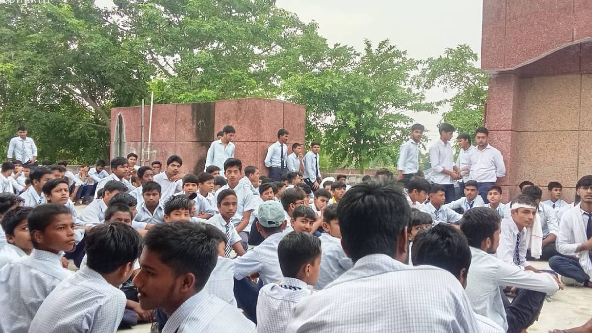 Up News:नवोदय स्कूल के खाने में मिला कीड़ा, हॉस्टल में ताल जड़कर छात्रों ने शुरू की भूख हड़ताल – Worm Found In Navodaya School Meal In Shravasti Students Lock Hostel And Begin Hunger Strike
