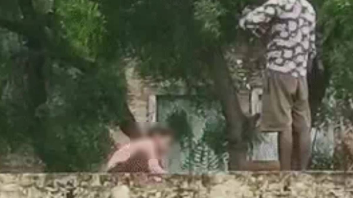 Up:लखनऊ में बच्चों से कराई स्कूल की छत की सफाई, हेडमास्टर और शिक्षिका निलंबित; वीडियो सामने आने पर कार्रवाई – Up: Children Made To Clean School Roof In Lucknow; Headmaster And Teacher Suspended; Action Taken After Video