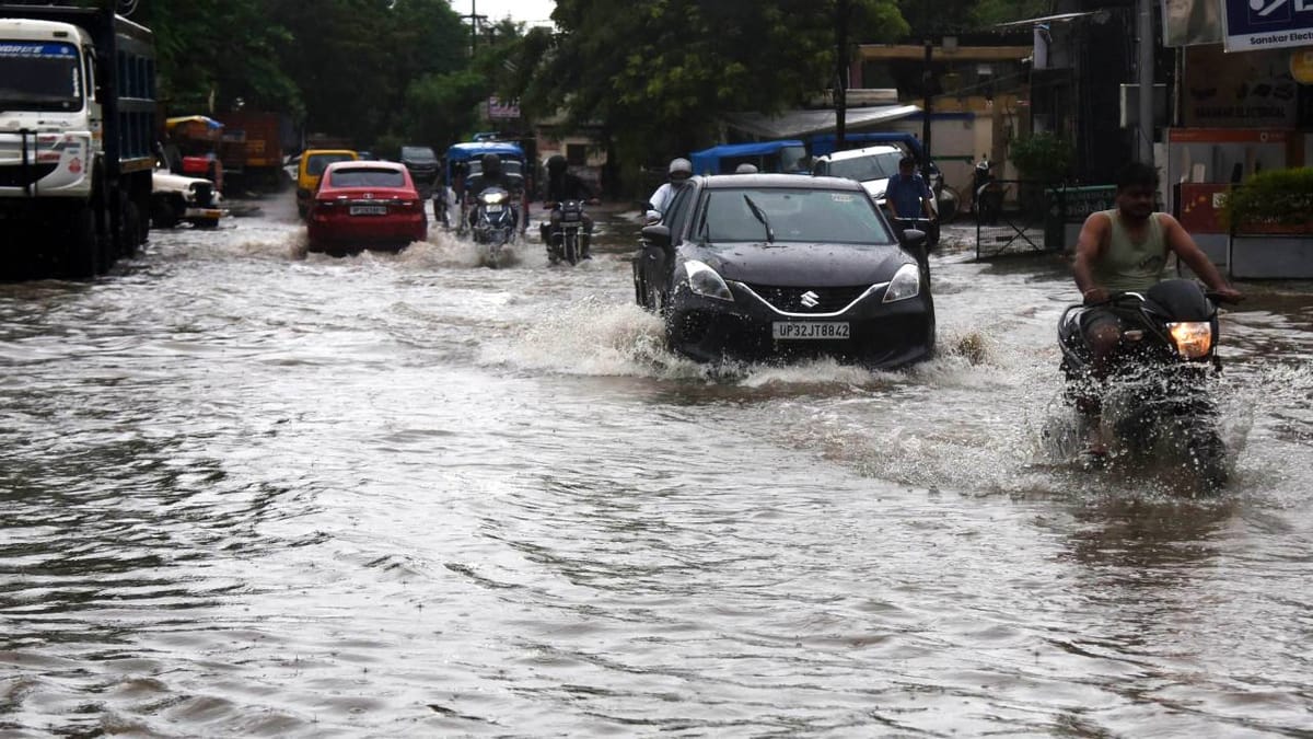 Weather In Up:यूपी के कई जिलों में मूसलाधार बारिश, आज 12 जिलों में ऑरेंज अलर्ट, 42 जिलों के लिए चेतावनी – Weather In Up: Torrential Rain In Several Districts Of Up; ‘orange Alert’ For 12 Districts Today.