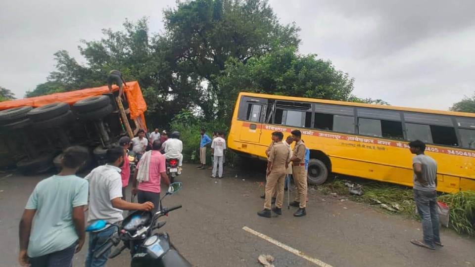 अंबेडकरनगर:चीनी लदे ट्रक और स्कूल बस में आमने-सामने टक्कर, कुछ बच्चों को आईं मालूमी चोटें – Head-on Collision Between Sugar-laden Truck And School Bus In Ambedkar Nagar