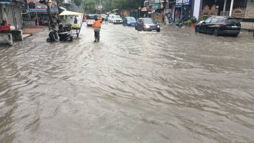 तस्वीरें:बारिश से पानी-पानी हुआ लखनऊ, बाढ़ की चपेट में यूपी के 12 जिले; 64 हजार से अधिक लोग प्रभावित – Lucknow Inundated By Rain 12 Up Districts Hit By Floods