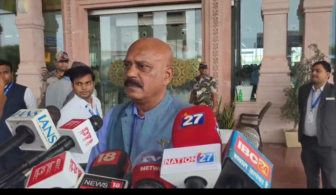 अयोध्या:सीईओ चुने जाने के बाद राम नगरी पहुंचे जितेंद्र मिश्रा, एयरपोर्ट से राम जन्मभूमि परिसर के लिए रवाना – Ayodhya: Jitendra Mishra Arrives In Ram Nagari After Being Elected Ceo, Leaves For Ram Janmabhoomi Complex Fro