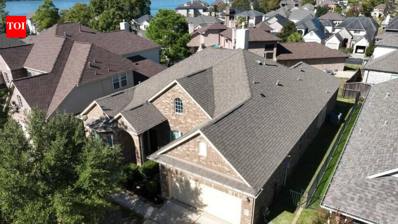 Texas neighbours fought over a five-foot strip beside a Lake Conroe home where meters and a generator crossed the boundary; an appeals court upheld the easement and 0 trespass award